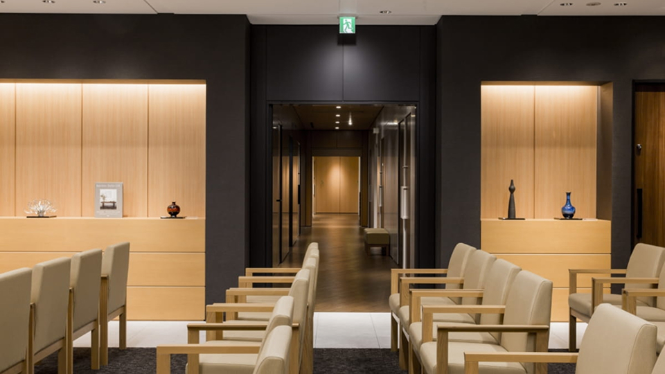 落ち着いた雰囲気の待合室の様子