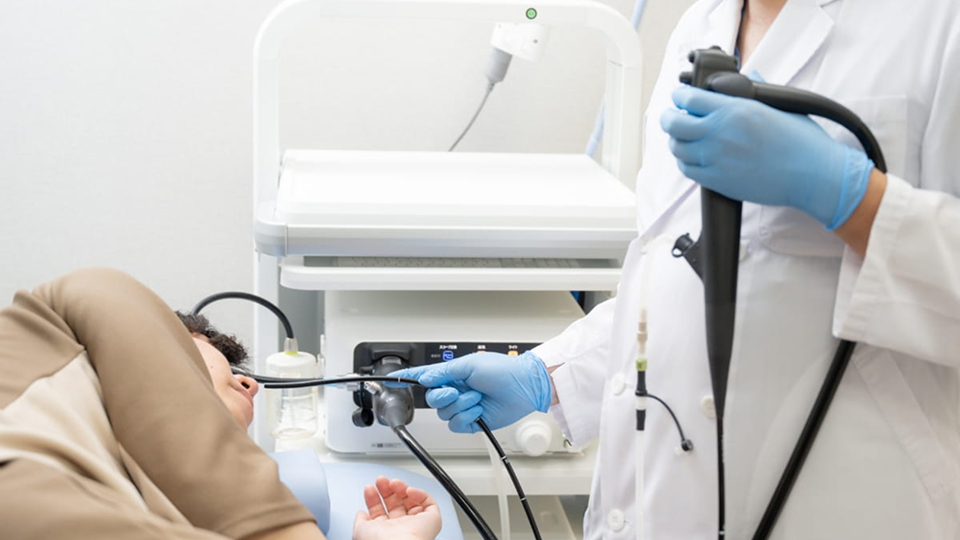 内視鏡検査を受ける女性と医師の様子