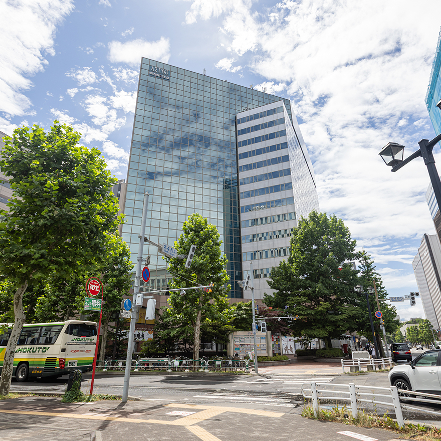 札幌駅前の高層ビルと街路樹の風景