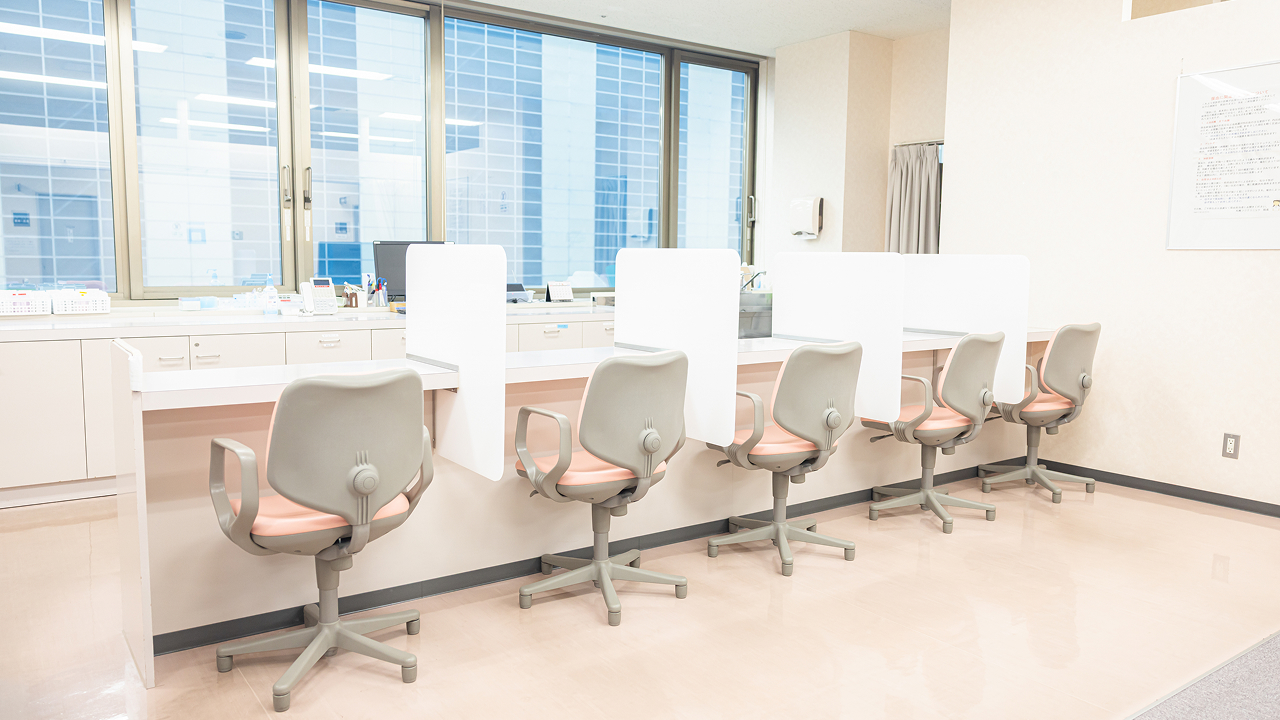 採血所の清潔でプライバシーに配慮した座席
