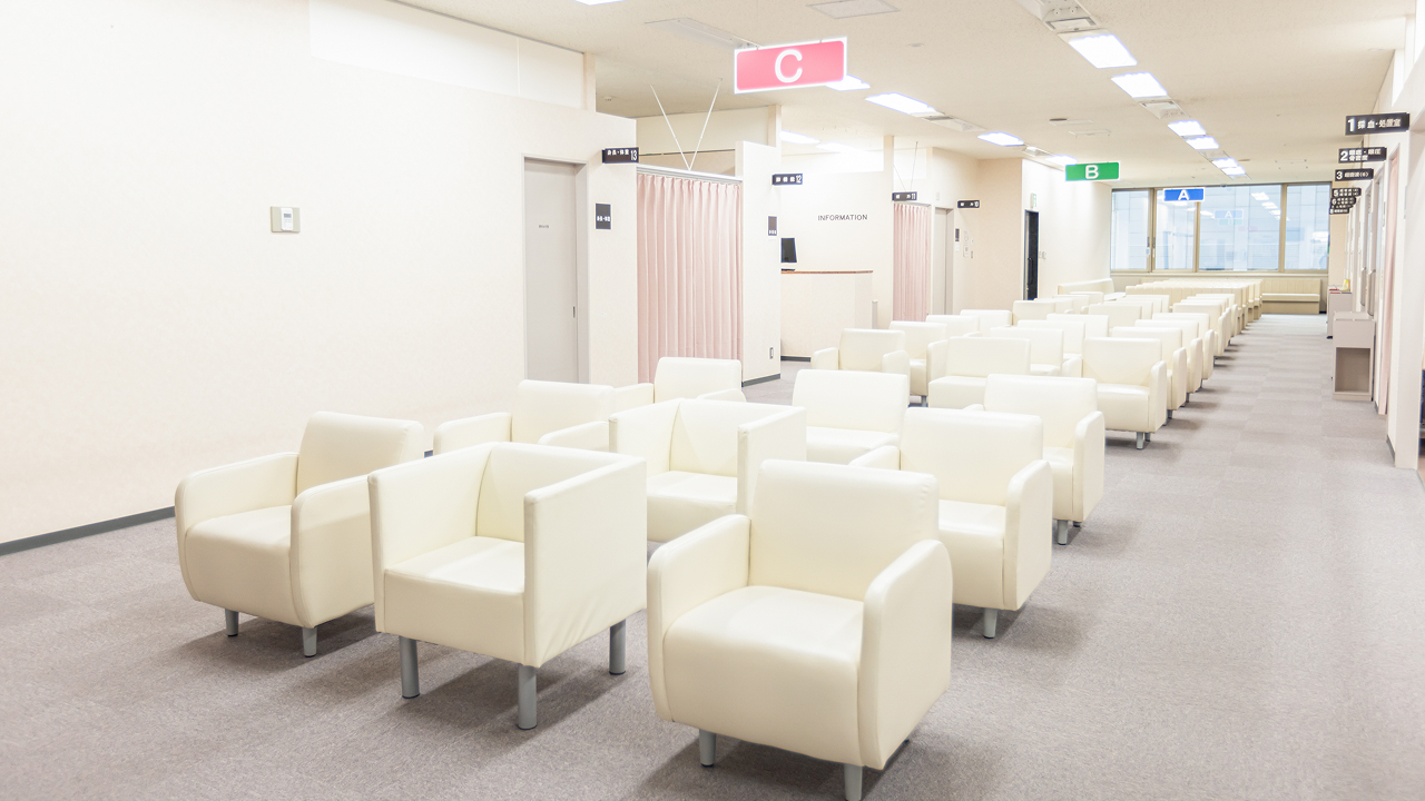 検査ホールの広く落ち着いた待合スペース