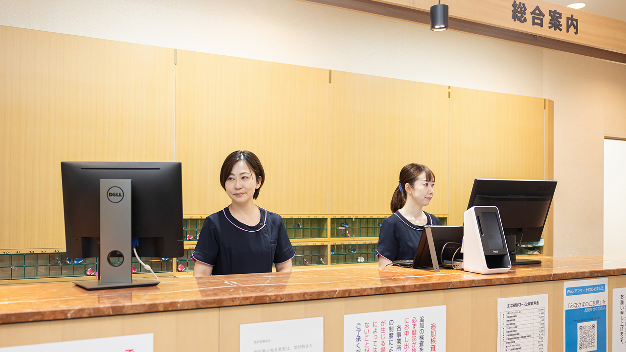 検査ホールの広く落ち着いた待合スペース