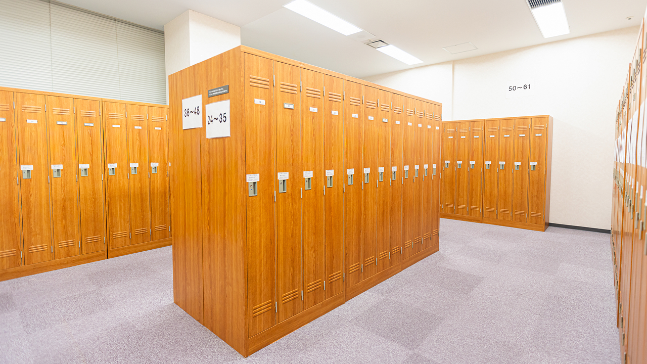 検査ホールの広く落ち着いた待合スペース