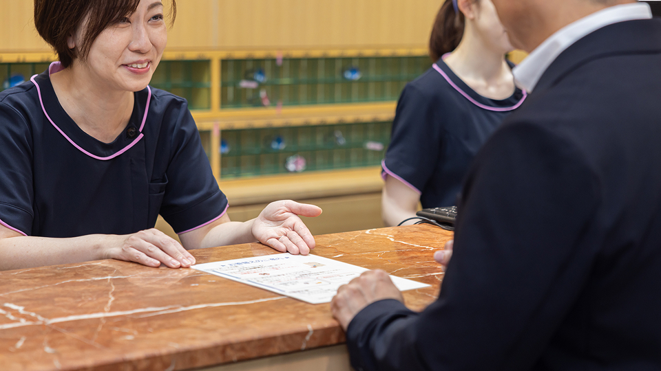 受付スタッフと相談する様子