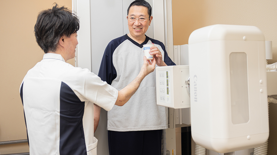 落ち着いた雰囲気の待合室の様子
