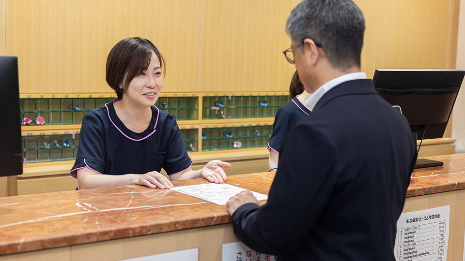 検査機器を操作する女性スタッフと検査を受ける男性