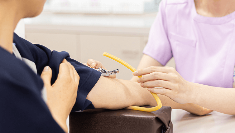 血圧を測定している検査中の様子